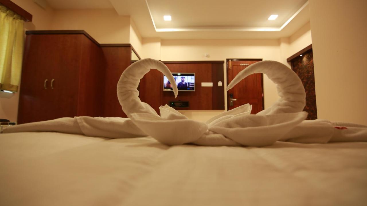 Hotel Apple Suites Bangalore Exteriör bild